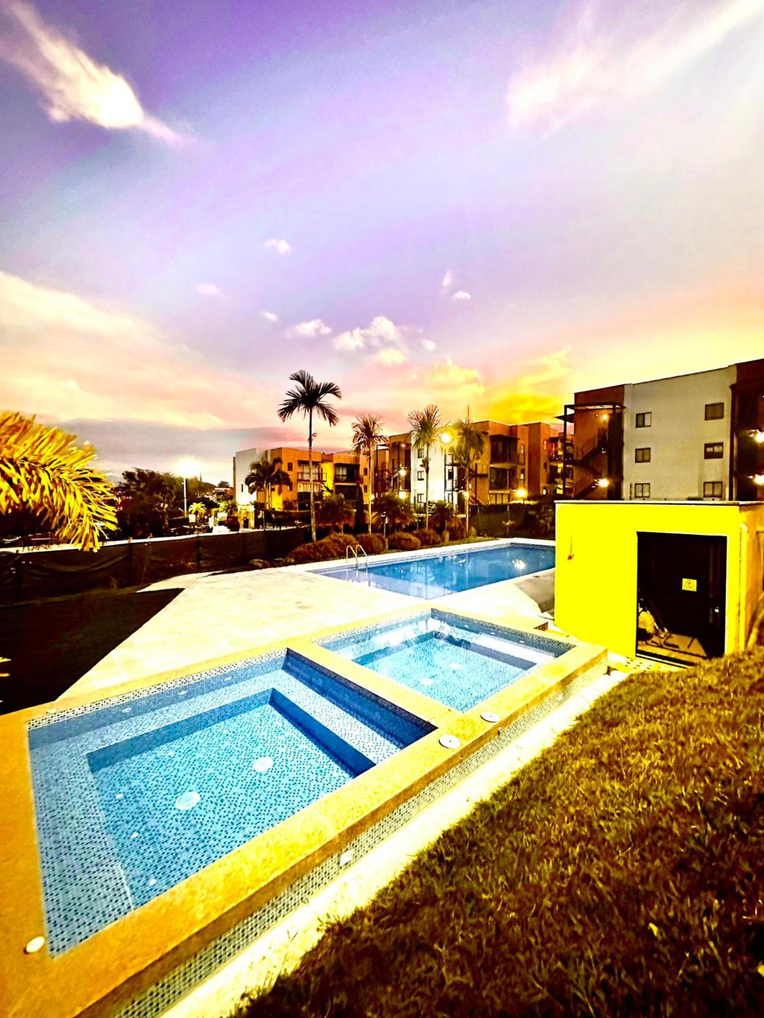 Privado Vacacional A 5m Del Aeropuerto, 20 Minutos Del Parque Del Cafe Y Centro De Con 4 Piscinas, 3 Jacuzzi, Sauna By Molca Xperiences 2h * Armenia (Quindio)